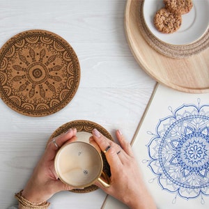 Cork coasters engraved with a mandala style, used for coffee, tea and any beverage. 100% natural cork. Ideal for your home, parties and rustic weddings. An excellent gift for your friends and loved ones