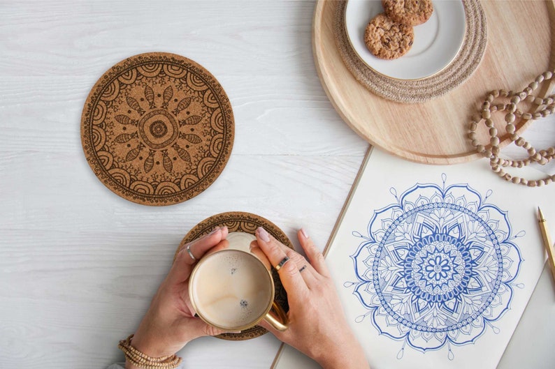 Cork coasters engraved with a mandala style, used for coffee, tea and any beverage. 100% natural cork. Ideal for your home, parties and rustic weddings. An excellent gift for your friends and loved ones