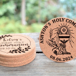 Personalized engraved cork coasters, used for first communion parties. They are made of high quality natural cork. On a wooden table. An excellent gift for guests and loved ones.