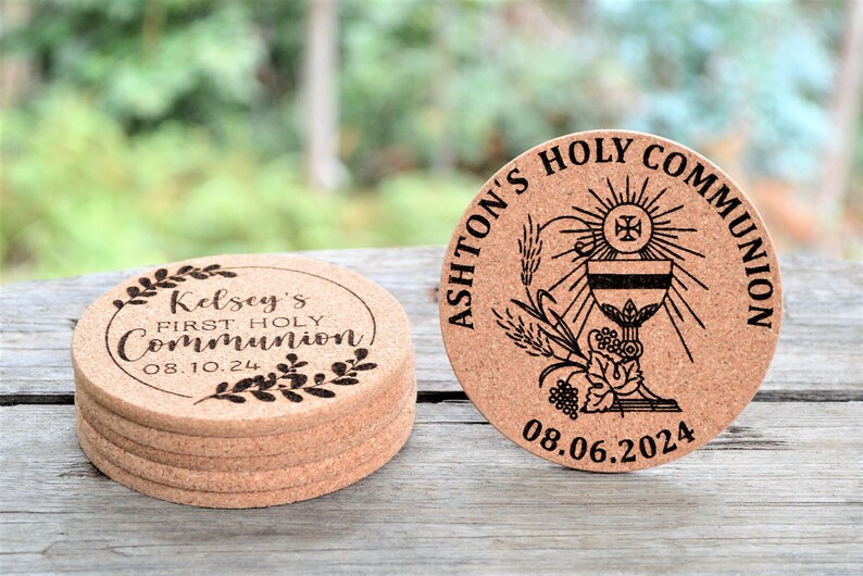 Personalized engraved cork coasters, used for first communion parties. They are made of high quality natural cork. On a wooden table. An excellent gift for guests and loved ones.
