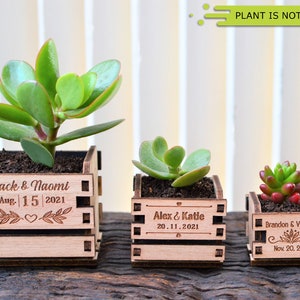 Engraved personalized mini pots, used for wedding favors, rustic style wedding decorations and your home. It is made of wood, with a succulent plant on a wooden table decorated with flowers. An excellent gift for guests and all your loved ones.