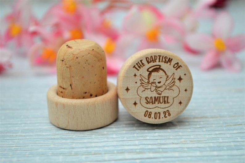 Personalized wine stopper, perfect for Baptism, First Communion and Confirmation, made of wood and cork. An excellent gift for guests and wedding decorations.