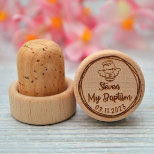 Personalized wine stopper, perfect for Baptism, First Communion and Confirmation, made of wood and cork. An excellent gift for guests and wedding decorations.