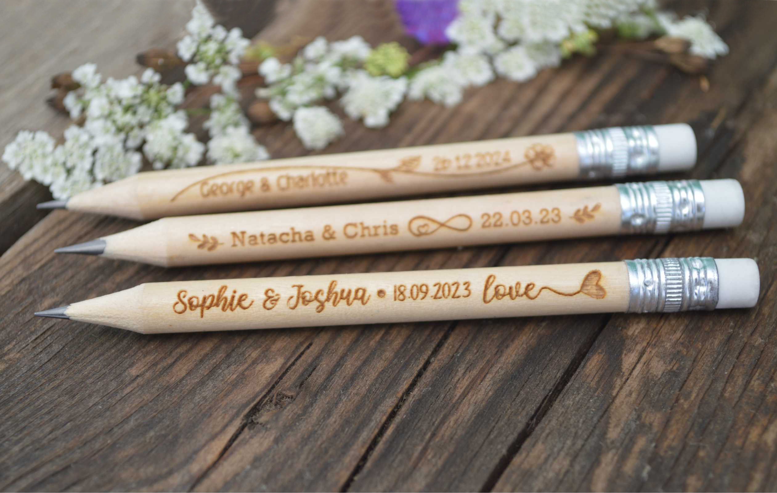 Hochzeitsgeschenke, personalisierte, gravierte rustikale Holzstifte zur Hochzeit. Einzigartige Ideen für Hochzeitsgeschenke für Geschenktüten • AA078