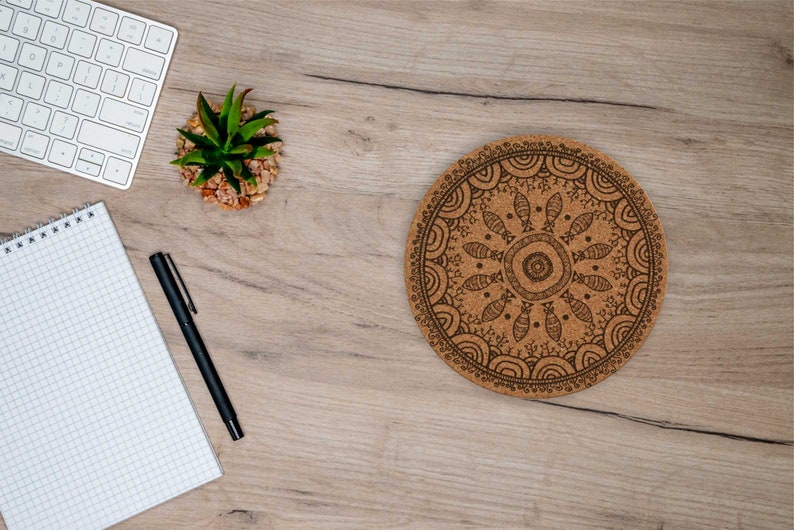 Cork coasters engraved with a mandala style, used for coffee, tea and any beverage. 100% natural cork. Ideal for your home, parties and rustic weddings. An excellent gift for your friends and loved ones