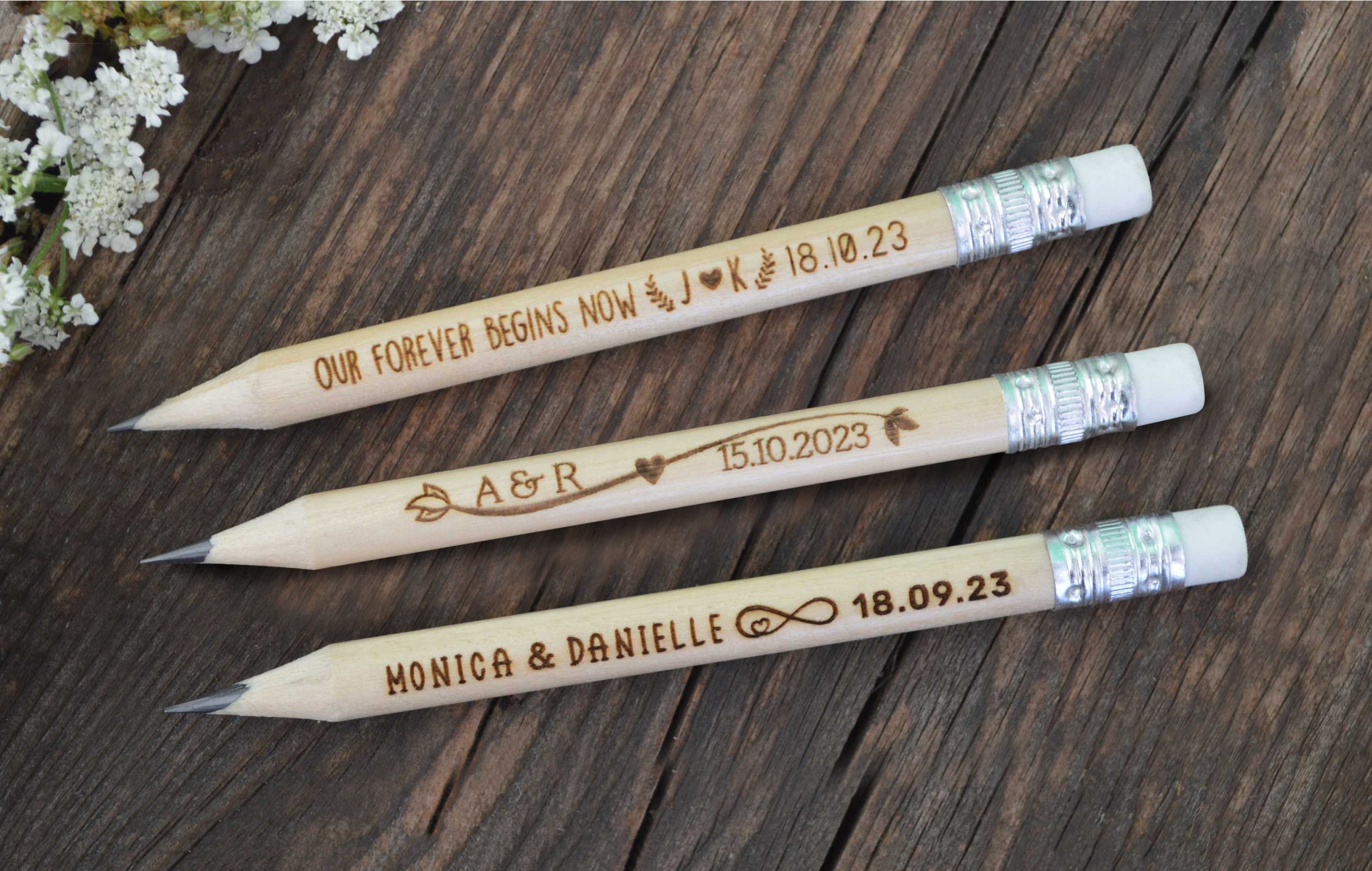 Hochzeitsgeschenke, personalisierte, gravierte rustikale Holzstifte zur Hochzeit. Einzigartige Ideen für Hochzeitsgeschenke für Geschenktüten • AA078
