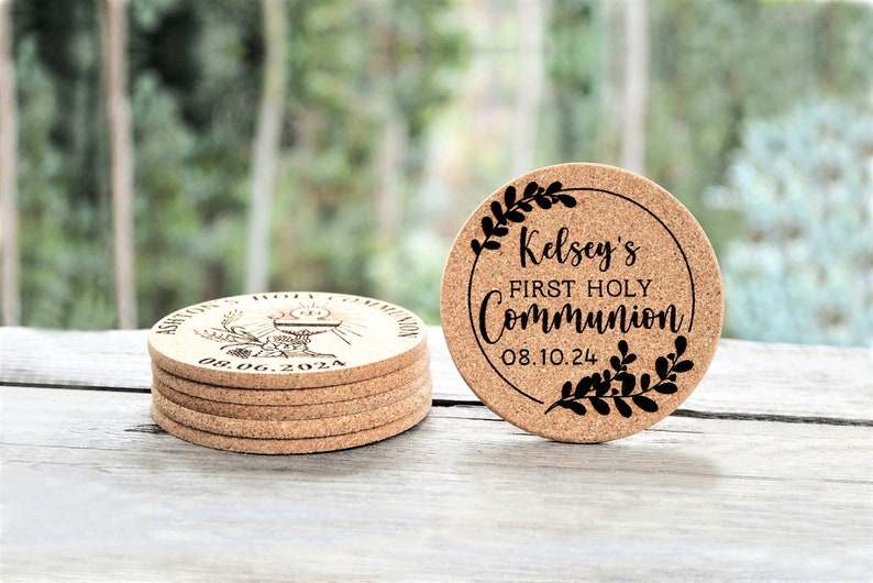 Personalized engraved cork coasters, used for first communion parties. They are made of high quality natural cork. On a wooden table. An excellent gift for guests and loved ones.