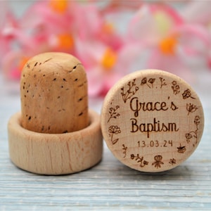 Personalized wine stopper, perfect for Baptism, First Communion and Confirmation, made of wood and cork. An excellent gift for guests and wedding decorations.