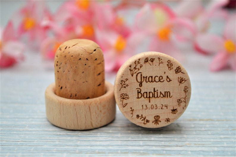 Personalized wine stopper, perfect for Baptism, First Communion and Confirmation, made of wood and cork. An excellent gift for guests and wedding decorations.