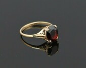14K YG Oval Garnet Ring with Pierced Decoration to Sides Size 8 Circa 1950