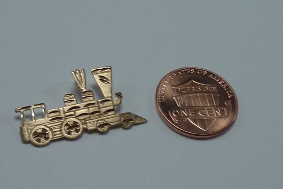 14K Yellow Gold Steam Locomotive Pendant - image 2