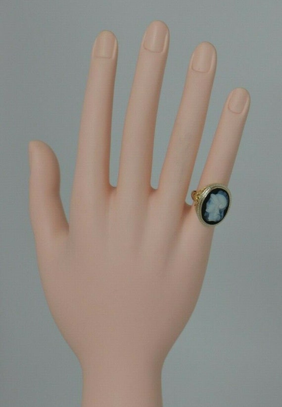 Vintage YG Black and White Onyx Cameo Ring Size 4… - image 5