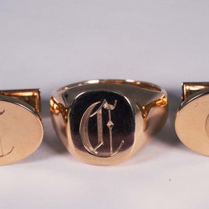 Ensemble de boutons de manchette et chevalière en or jaune 14 carats avec monogramme « C » vers 1950, taille 10