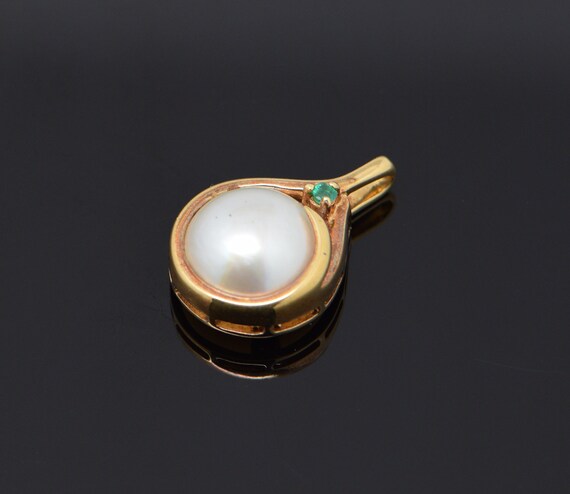 14K Yellow Gold Mabe Pearl and Emerald Pendant - image 2
