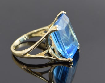 10K Yellow Gold London Blue Topaz Ring, Size 6.75