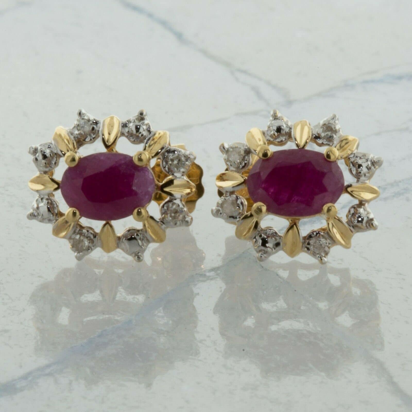 アクセサリー Yu- 10K Yellow Gold 5X3 MM Pear-Cut Ruby and 1/7 Cttw Diamond