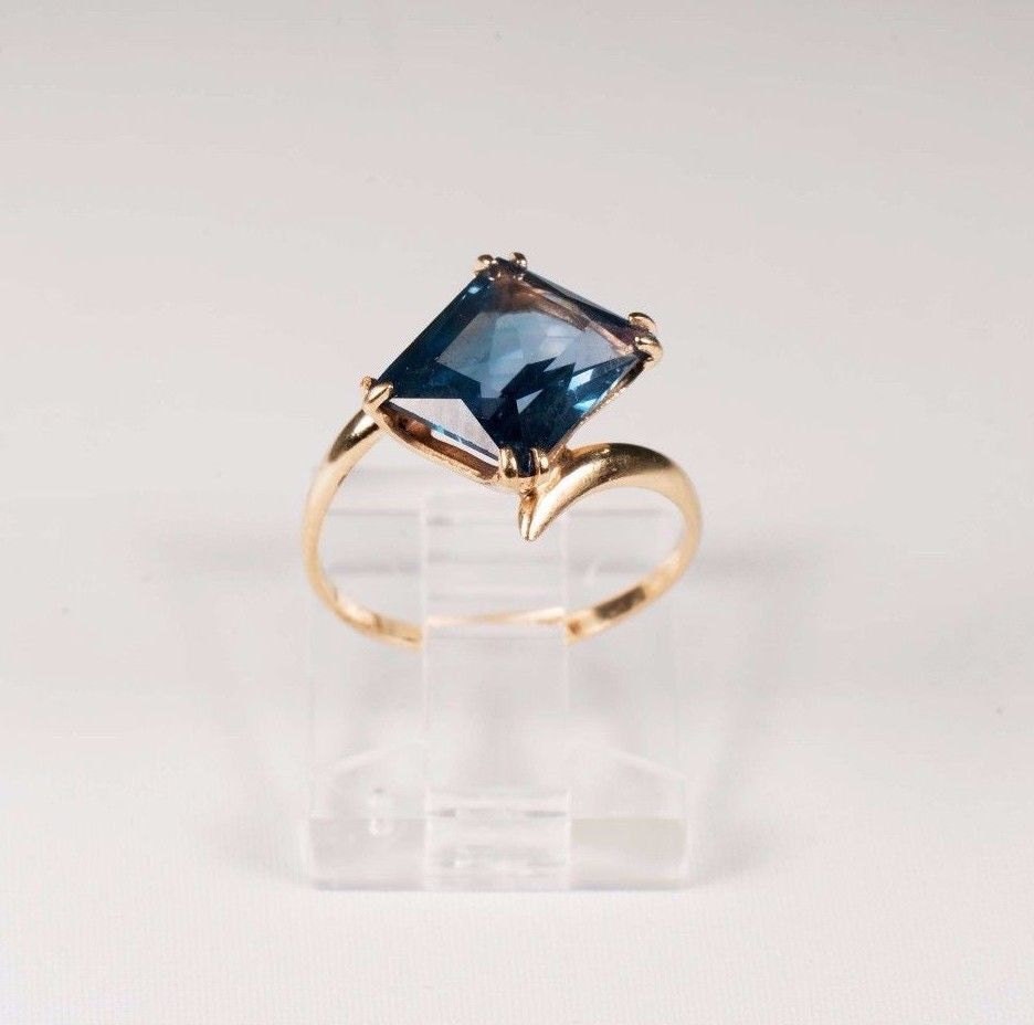 10K Yellow Gold Synthetic Blue Glass Ring, 1.8 grams, size 4.75