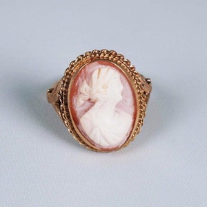 14K Yellow Gold Vintage Cameo Ring, size 8.75