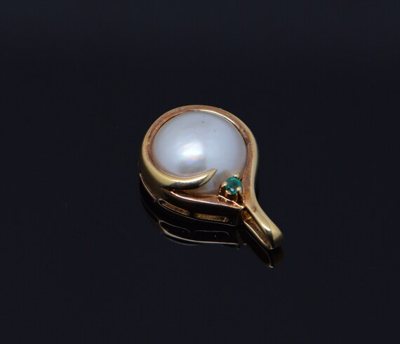 14K Yellow Gold Mabe Pearl and Emerald Pendant - image 3