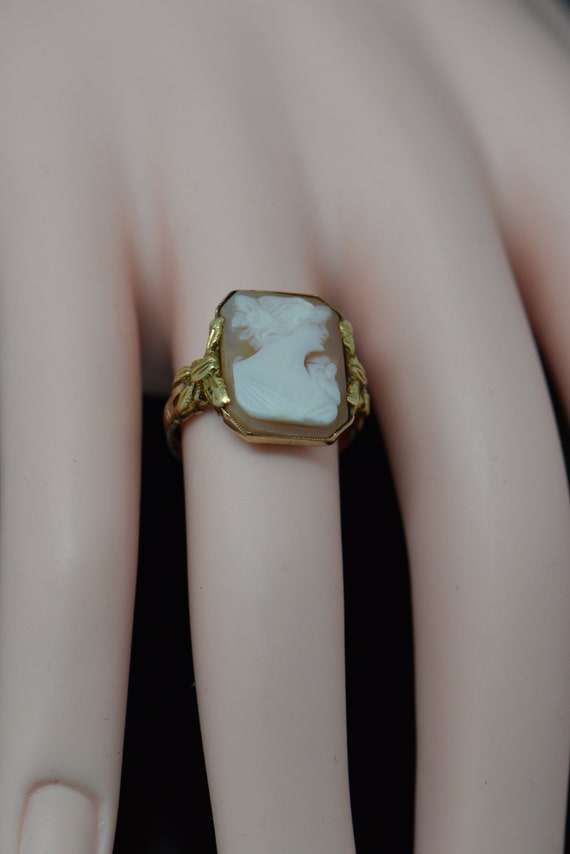 10K Yellow Gold Octagonal Shell Cameo Ring Circa … - image 2