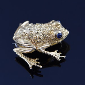 Vintage 18K Yellow Gold Frog Brooch/Pin with Sapphire Cabochon Eyes