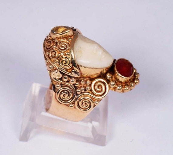 Very Unique 18K Yellow Gold Ring w/Carved Woman's… - image 2