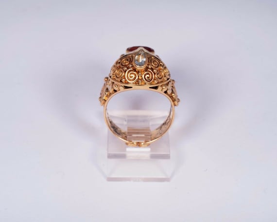 Very Unique 18K Yellow Gold Ring w/Carved Woman's… - image 4