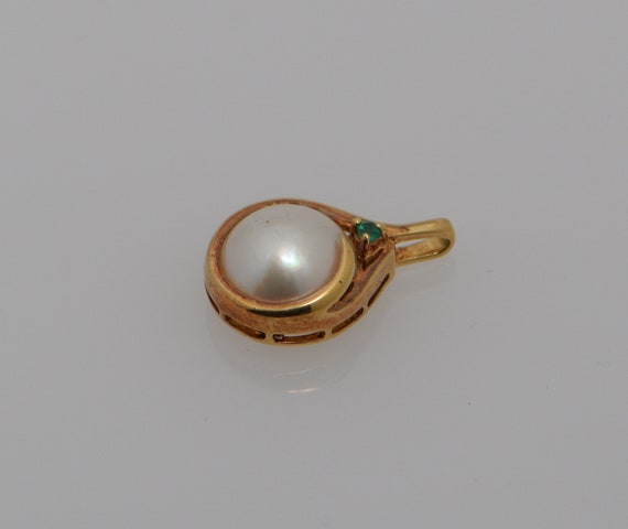 14K Yellow Gold Mabe Pearl and Emerald Pendant - image 5