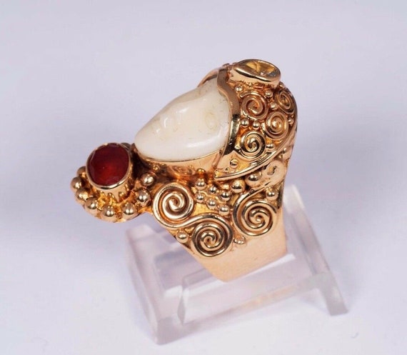 Very Unique 18K Yellow Gold Ring w/Carved Woman's… - image 1