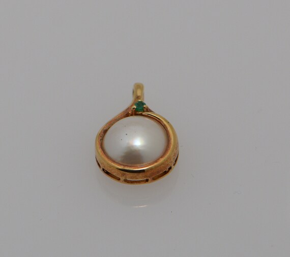 14K Yellow Gold Mabe Pearl and Emerald Pendant - image 4