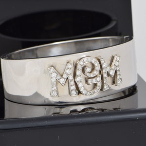 Bracelet bangel à charnière monogramme « MGM » en or blanc 14 carats avec diamants, vers 1950