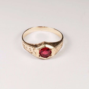 14K Yellow Gold Edwardian 6.3mm Ruby Solitaire Ring, 4.2 grams,  size 10.75
