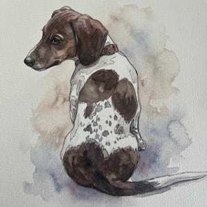 Puede incluir: Una pintura a la acuarela de un perro peque&ntilde;o con pelaje manchado de color marr&oacute;n y blanco. El perro est&aacute; sentado mirando hacia la izquierda y lleva un collar marr&oacute;n. El fondo presenta suaves lavados de pintura marr&oacute;n y azul sobre papel texturizado.