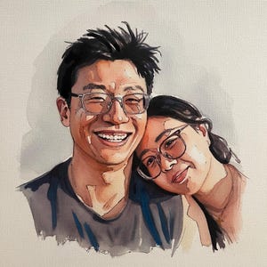 Puede incluir: Retrato en acuarela de una pareja sonriente. El hombre lleva gafas y una camisa gris oscuro. La mujer apoya la cabeza en su hombro, también con gafas. La obra de arte está sobre papel blanco.
