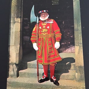 P-255 Pocztówka Vintage THE YEOMAN GAOLER, Tower Of London, Anglia #P-255