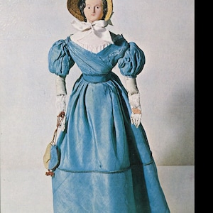 P-244 Cartolina Vintage Inglese LADY DOLL 1830 Bethnal Green Museum, Londra, Inghilterra #P-244