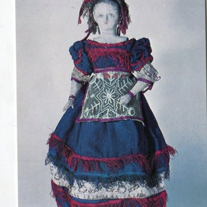 P-242 Carte postale vintage POUPÉE EN BOIS Allemand Autrichien 1820 Bethnal Green Museum # P-242