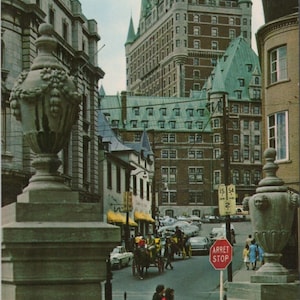 Cartão Postal Vintage LE CHATEAU FRONTENAC Vue De La Rue Du Fort Quebec, Canadá