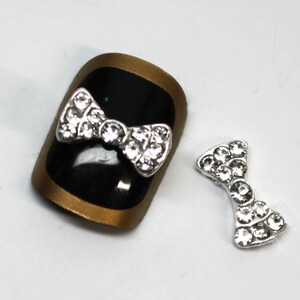 2 pezzi 3D Fiocco d&#39;argento con lega di strass metallo trendy nail design regalo di compleanno per le sue decorazioni abbellimento Orecchini
