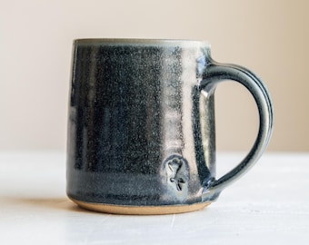 Taza de cerámica hecha a mano con tulipanes - Evergreen