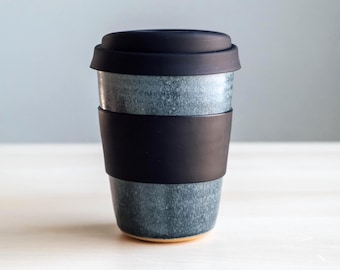 Tazza da viaggio in ceramica fatta a mano con coperchio e manicotto in silicone nero - Evergreen Glaze