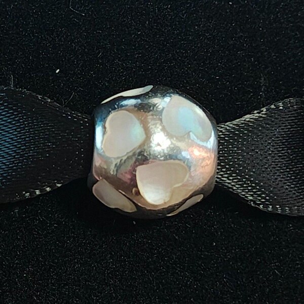 Charm auténtico de Pandora retirado "Love Me" de nácar 790398MPW