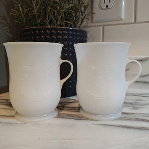 Juego de 2 tazas vintage de Kool-Aid Man de los años 80, de plástico blanco esmerilado, estilo retro y coleccionable.