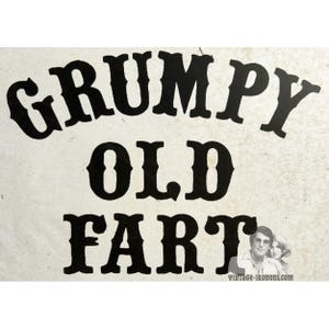 Könnte beinhalten: Schwarz-weißer Bügeltransfer mit dem Text "GRUMPY OLD FART".