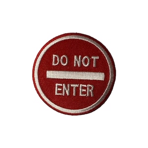 Puede incluir: Un parche bordado rojo y blanco con el texto "DO NOT ENTER" en blanco.