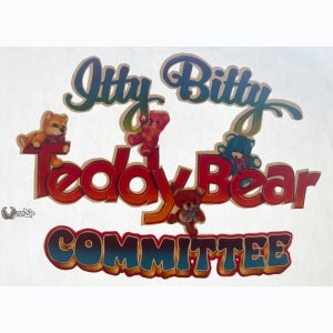 Op de afbeelding: Een kleurrijk vintage logo met de tekst "Itty Bitty Teddy Bear Committee" in een regenboogkleurige gradiënt. Het logo toont vier teddyberen in verschillende kleuren en poses.
