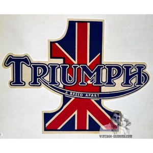 Peut inclure: Un autocollant vintage pour moto Triumph avec un design de drapeau Union Jack rouge, blanc et bleu. L'autocollant présente le mot "Triumph" en lettres bleues et la phrase "A Breed Apart" en lettres blanches plus petites.