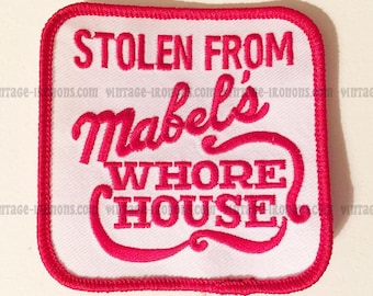 Écusson vintage volé dans la maison de prostitution de Mabel