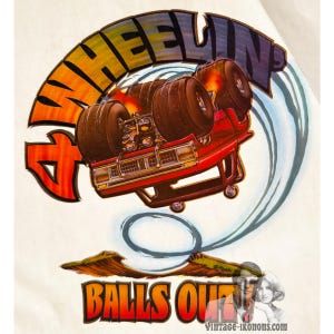 Puede incluir: Una camiseta vintage roja y blanca 4 Wheelin' Balls Out con una ilustración de dibujos animados de un camión rojo con neumáticos grandes conduciendo por una colina.