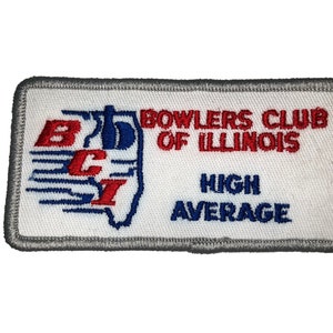 Puede incluir: Parche blanco bordado con un logotipo azul y rojo que dice "BCI" y el texto "Bowlers Club of Illinois" y "High Average".